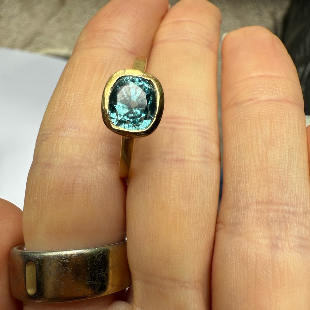 Elegant 18k Gold and Blue zircon Gemstone Ring, size 6.5
